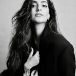 Sonam Kapoor Instagram - 🖤 @sonamkapoor @rheakapoor @namratasoni @abhilashatd @neeha7 #sonamkapoor #bnw #portrait