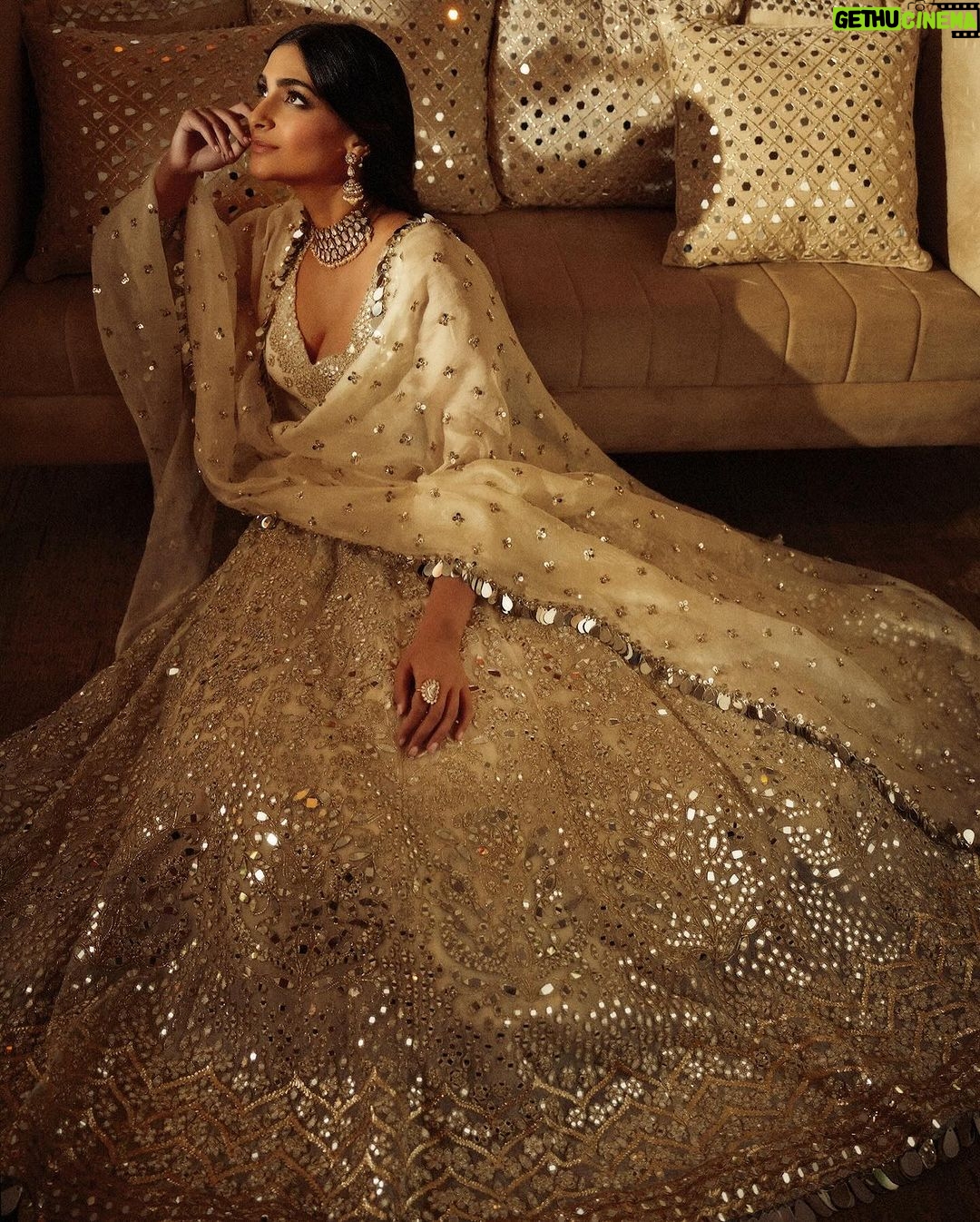 Sonam Kapoor Instagram - A mesmerising evening in Delhi with Abhinav Mishra.
