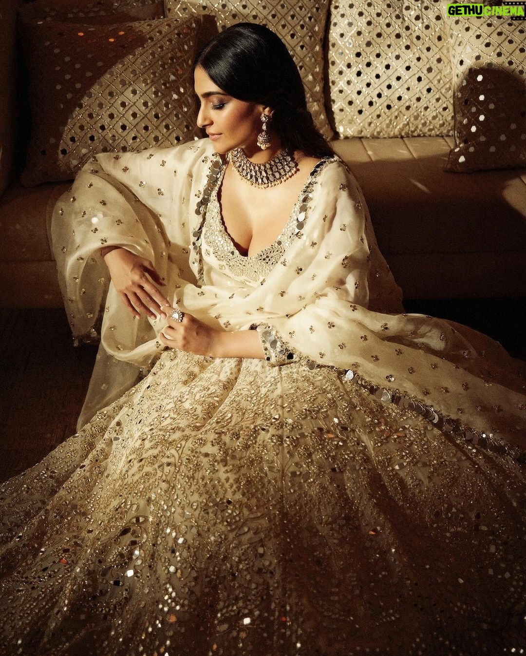 Sonam Kapoor Instagram - A mesmerising evening in Delhi with Abhinav Mishra.
