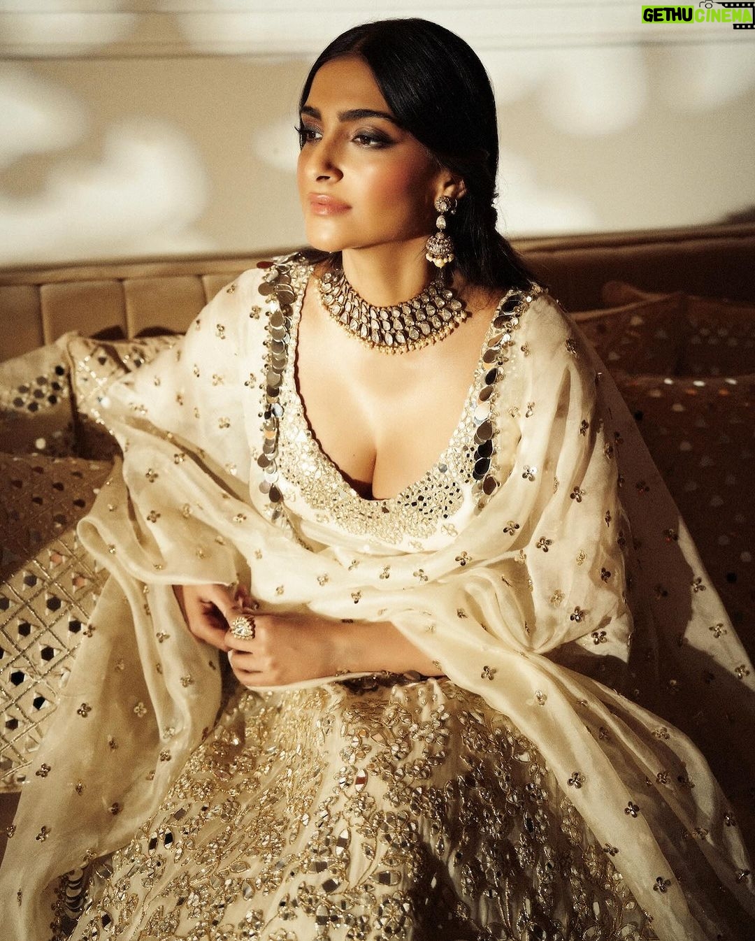 Sonam Kapoor Instagram - A mesmerising evening in Delhi with Abhinav Mishra.