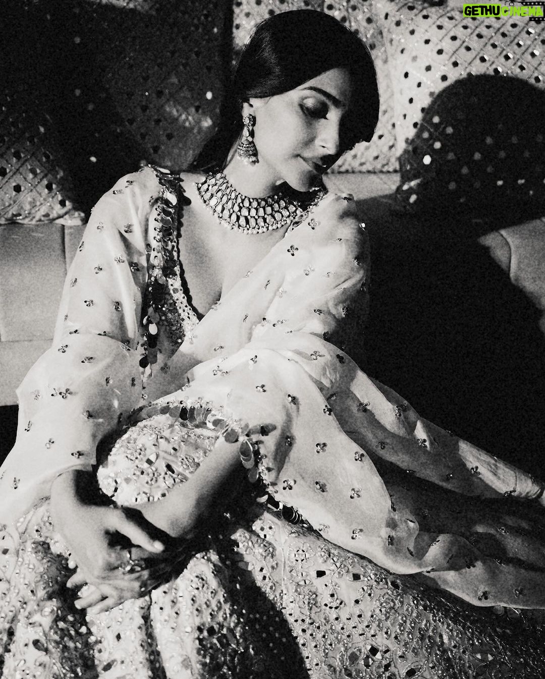 Sonam Kapoor Instagram - A mesmerising evening in Delhi with Abhinav Mishra.