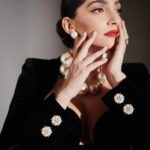 Sonam Kapoor Instagram - In @tamararalph Couture tonight for the opening ceremony of @mumbaifilmfestival Styled with @abhilashatd Beauty @namratasoni Pictures @thehouseofpixels