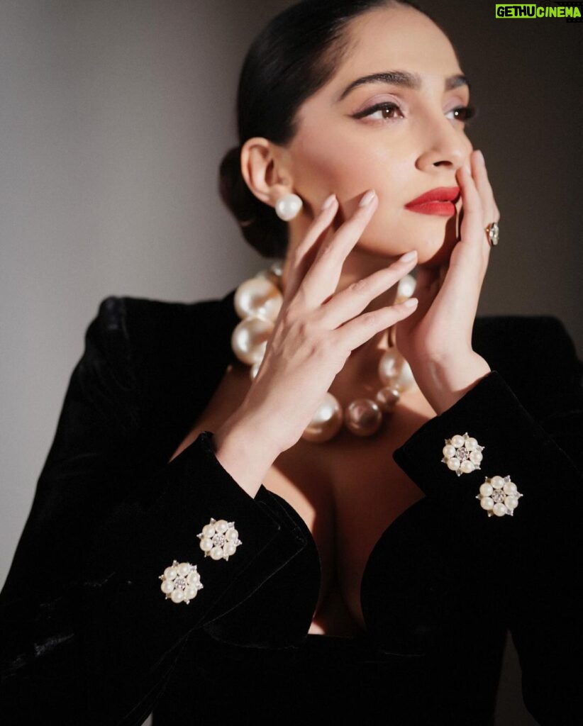 Sonam Kapoor Instagram - In @tamararalph Couture tonight for the opening ceremony of @mumbaifilmfestival Styled with @abhilashatd Beauty @namratasoni Pictures @thehouseofpixels