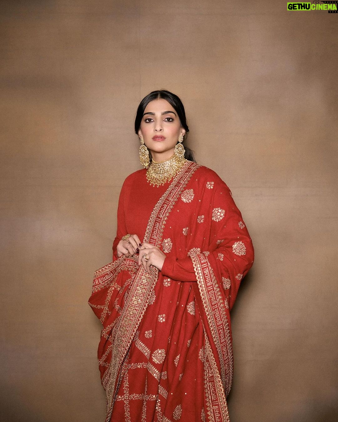 Sonam Kapoor Instagram - On this Dussehra, may the arrows of Lord Rama guide you to triumph over your inner demons and may the light of righteousness illuminate your path. Embrace the spirit of goodness and celebrate the victory of truth. Happy Dussehra! 🏹🕯️ @sabyasachiofficial India