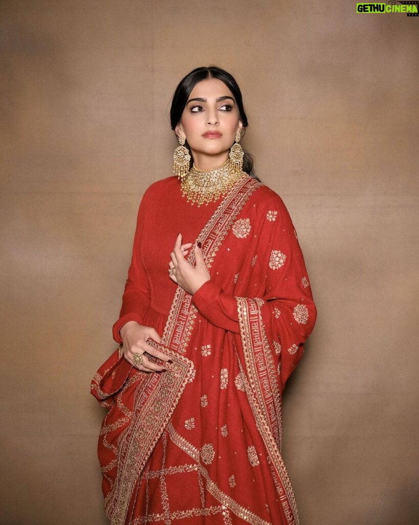 Sonam Kapoor Instagram - On this Dussehra, may the arrows of Lord Rama guide you to triumph over your inner demons and may the light of righteousness illuminate your path. Embrace the spirit of goodness and celebrate the victory of truth. Happy Dussehra! 🏹🕯️ @sabyasachiofficial India