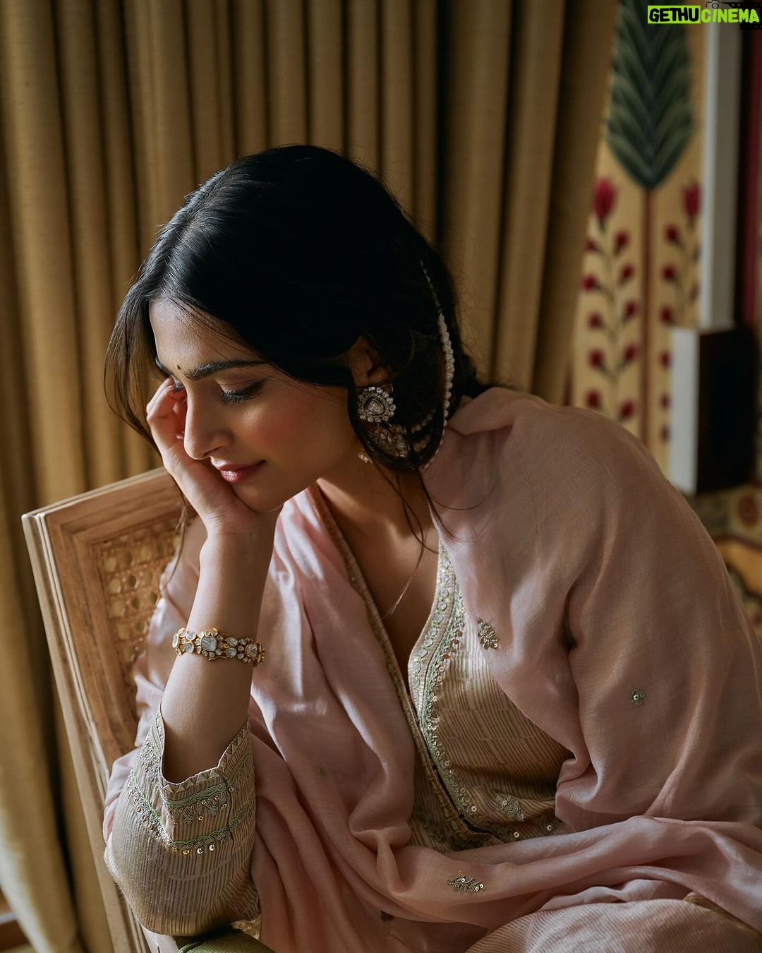 Sonam Kapoor Instagram - We moved into our new house this week .. our hearts are filled with joy and hope and we can’t wait to make new memories here ✨❤️ 🧿 Mumbai, Maharashtra