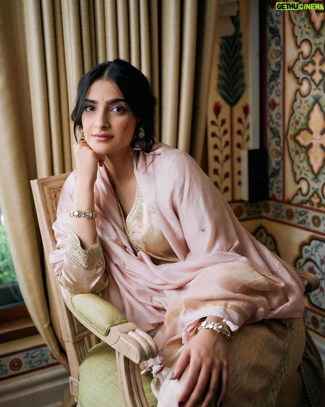 Sonam Kapoor Instagram - We moved into our new house this week .. our hearts are filled with joy and hope and we can’t wait to make new memories here ✨❤️ 🧿 Mumbai, Maharashtra