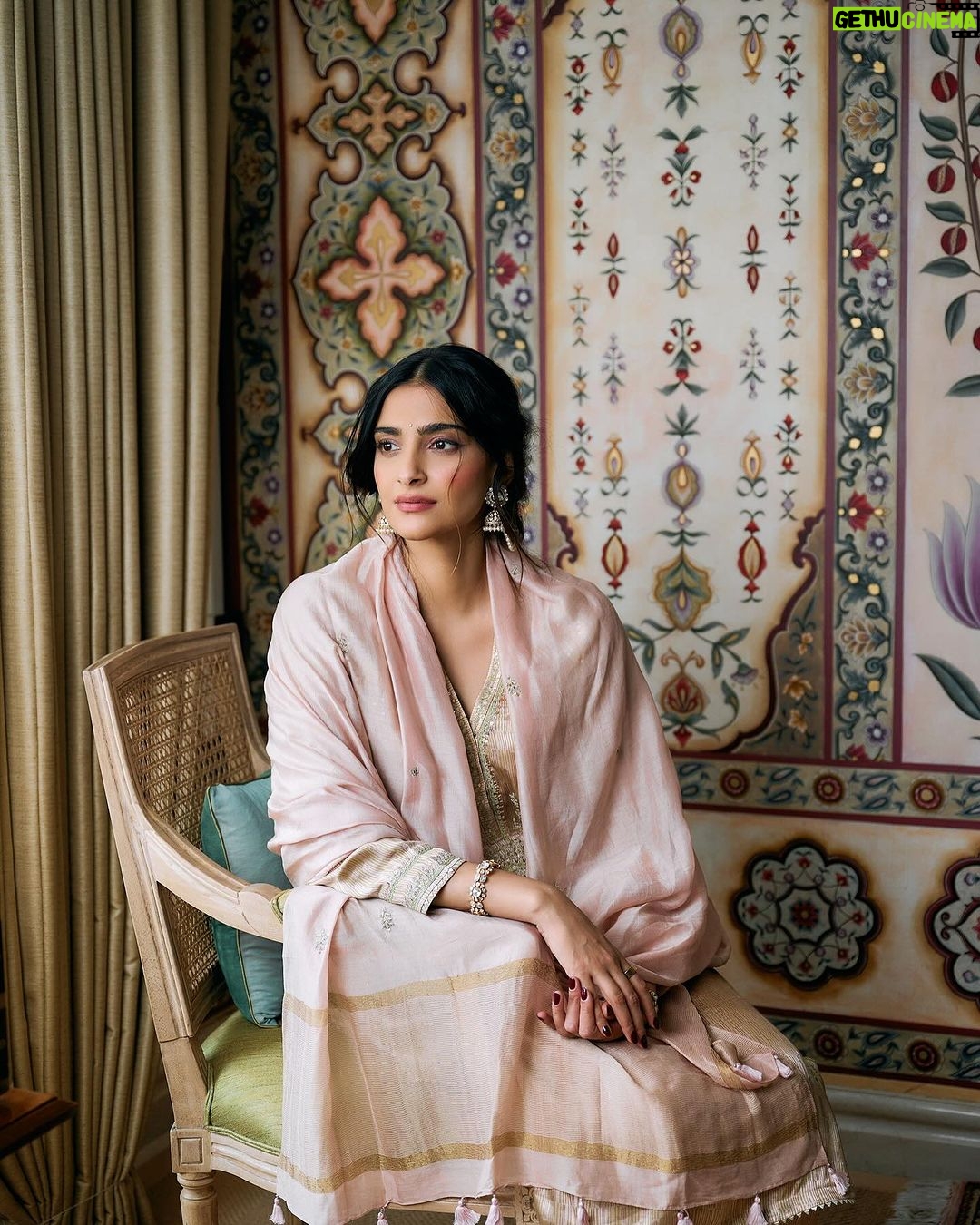Sonam Kapoor Instagram - We moved into our new house this week .. our hearts are filled with joy and hope and we can’t wait to make new memories here ✨❤️ 🧿 Mumbai, Maharashtra