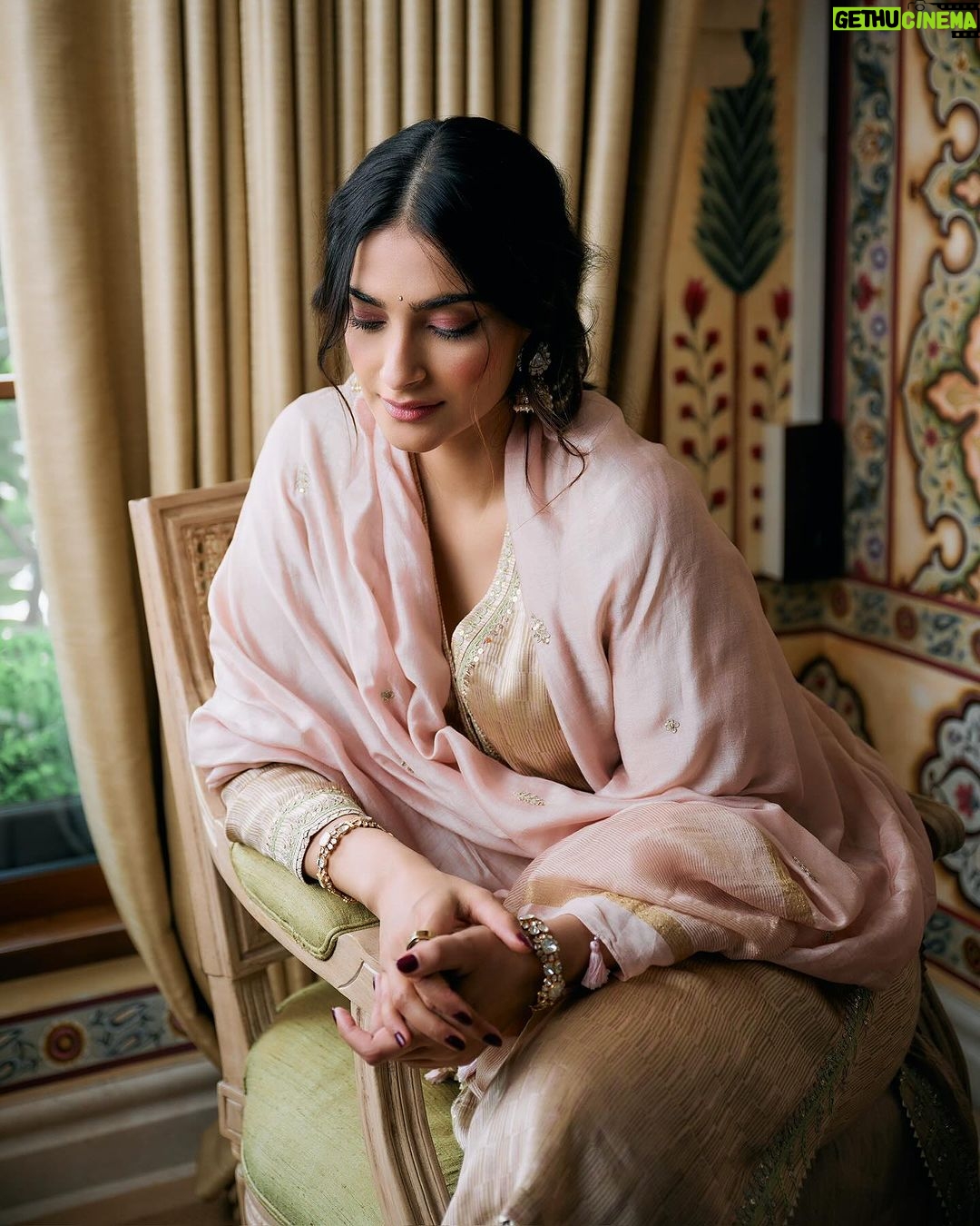 Sonam Kapoor Instagram - We moved into our new house this week .. our hearts are filled with joy and hope and we can’t wait to make new memories here ✨❤️ 🧿 Mumbai, Maharashtra