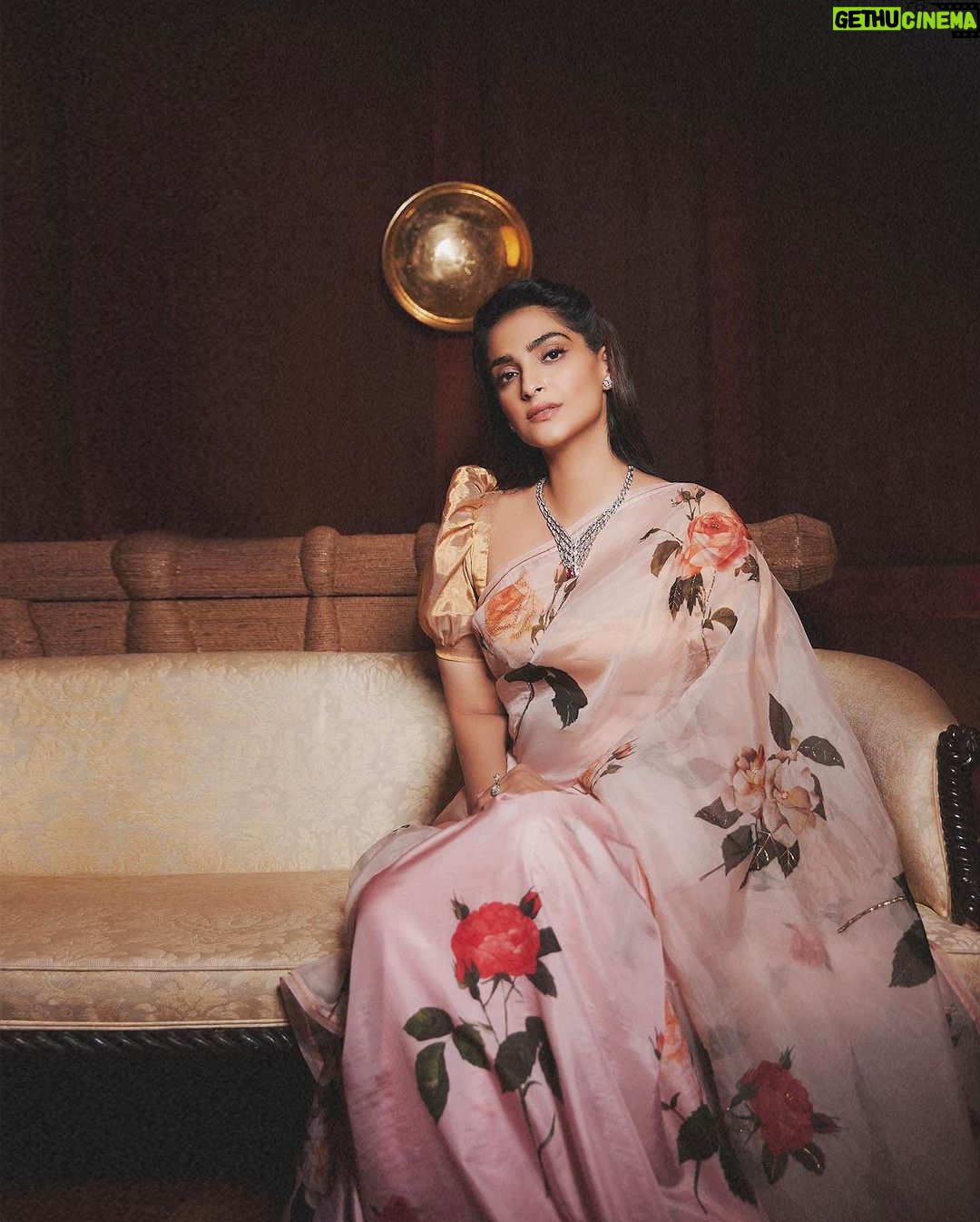 Sonam Kapoor Instagram - What a beautiful evening hosted by @zoyajewels 💫 🎉 Mumbai, Maharashtra