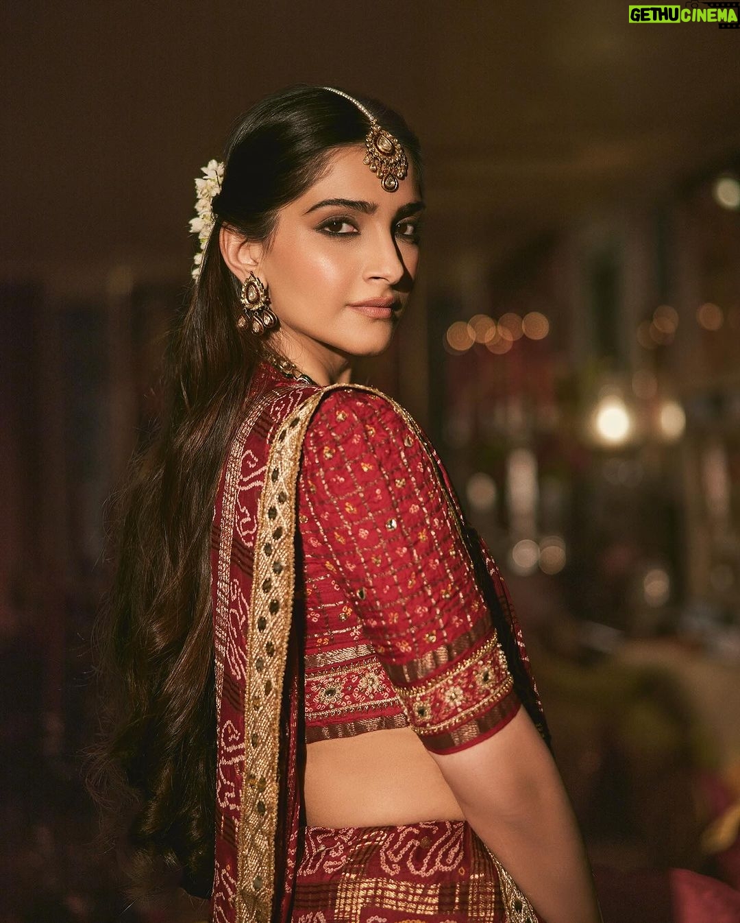 Sonam Kapoor Instagram - Wearing my mom’s 35 year old gharchola.. Thanks mama for lending me this sari and blouse, love raiding your closet.. Do you know what a gharchola is and the significance of it? Would love to know your answers in the comment section. Mumbai, Maharashtra