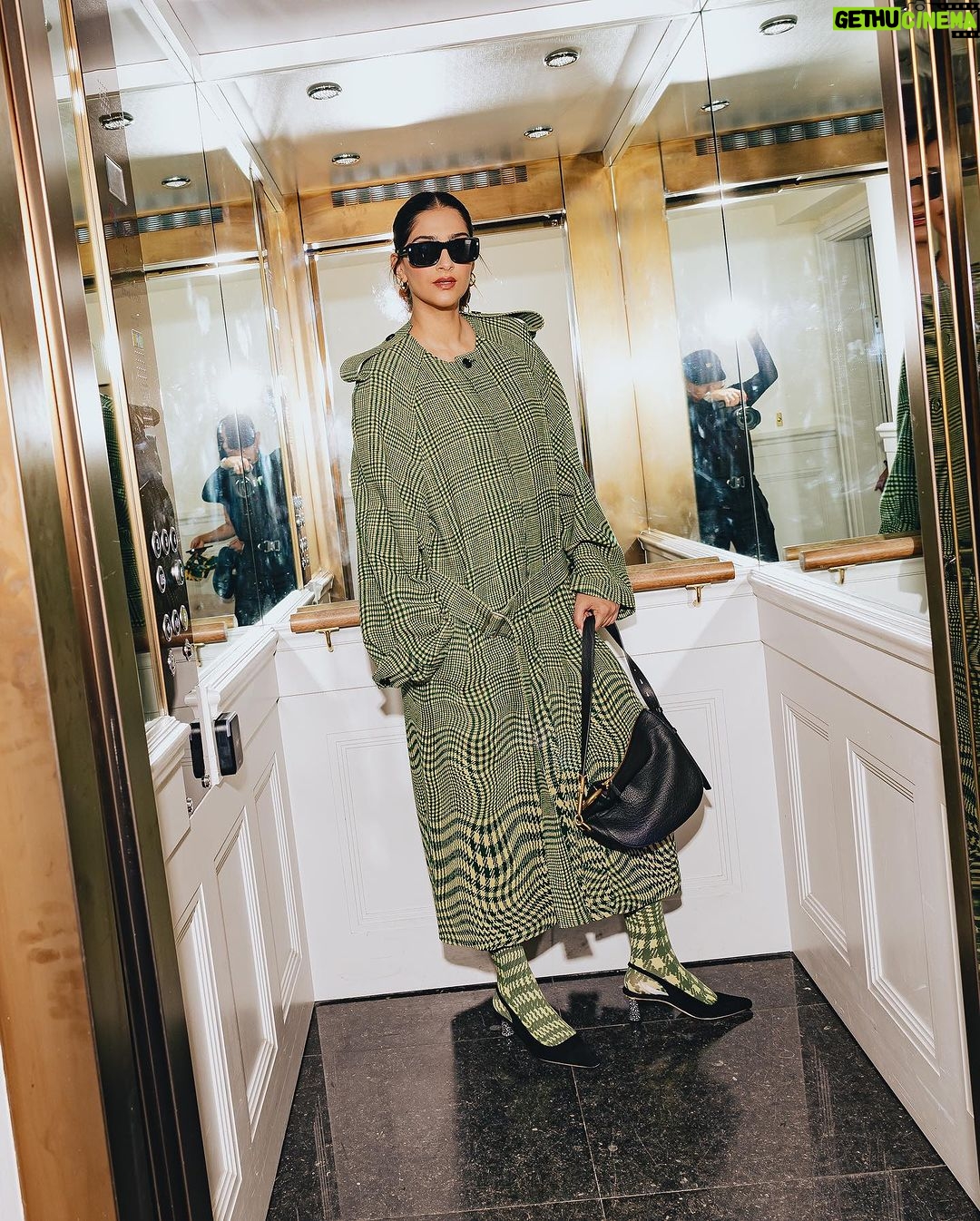 Sonam Kapoor Instagram - On my way to Wimbledon in style, donning a fabulous preview from Daniel Lee's resort 24 collection for @burberry and of course, I can't forget the latest addition to my wardrobe – the stunning Burberry knight bag from the new season. Game, set, match, and fashion-forward! Outfit @burberry Bag @burberry Sunglasses @burberry Earrings @otiumberg Styled by @rheakapoor Assisted by @prabhmalait Publicist @chandnimodha_ Hair by @aamirnaveedhair Make up by @gangamakeup Photographer @rowben_
