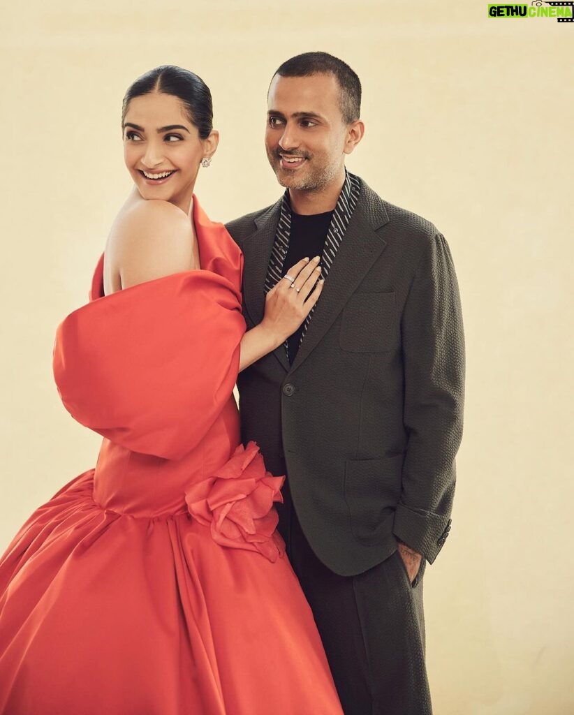 Sonam Kapoor Instagram - The Joy of Fashion ! Thank you @vogueindia @condenastindia for the love and the awards for both of us. @anandahuja and I are so honoured. It was amazing being on the panel with the two brilliant ladies @anitadongre and @masabagupta who are truly #forcesoffashion Hats off @rochelle.pinto for acknowledging the past ,celebrating the present and looking optimistically and idealistically towards the future. Thank you @giambattistavalliparis for making this for me. Love you 🥰 Look @giambattistavalliparis Look for Anand @giorgioarmani Earrings and rings @zoyajewels Shoes @jimmychoo Styling @rheakapoor @abhilashatd @manishamelwani @shereenlovebug Style Team @sananver @snehhasuresh @niyatiij Make up and Hair @namratasoni @vickybanatkar Photos @sheldon.santos