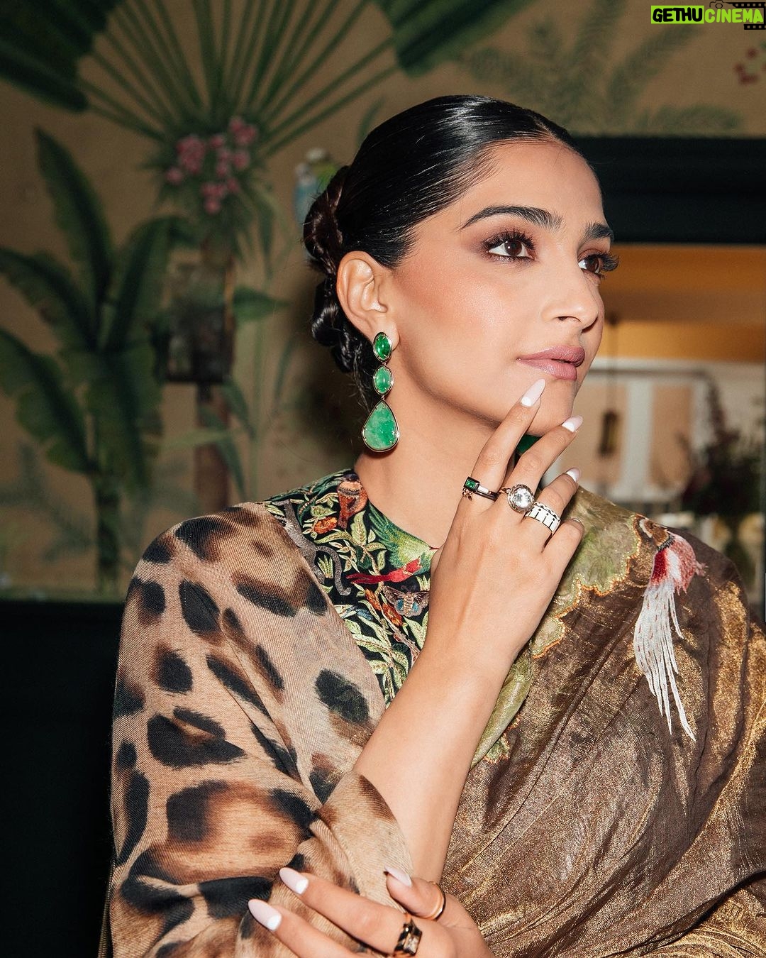 Sonam Kapoor Instagram - Went for the India global forum fireside chat with dearest @authoramish at the gorgeous Nehru Centre at South Audley street. Representing in a lovey Sari by a talented designer @pankaj_s_heritage MUA @gangamakeup @gangamua Hair @peteburkill Photographer @moeez BTS video @vidhigodha Saree - @pankaj_s_heritage Stole - @celine Jewels - @alicecicolini Sandals - @giorgioarmani Styled by @rheakapoor @manishamelwani Style Team - @iambidipto_ @prabhmalait @kasliwalriddhi @vikas_r Nehru Centre London