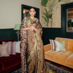 Sonam Kapoor Instagram - Went for the India global forum fireside chat with dearest @authoramish at the gorgeous Nehru Centre at South Audley street. Representing in a lovey Sari by a talented designer @pankaj_s_heritage MUA @gangamakeup @gangamua Hair @peteburkill Photographer @moeez BTS video @vidhigodha Saree - @pankaj_s_heritage Stole - @celine Jewels - @alicecicolini Sandals - @giorgioarmani Styled by @rheakapoor @manishamelwani Style Team - @iambidipto_ @prabhmalait @kasliwalriddhi @vikas_r Nehru Centre London