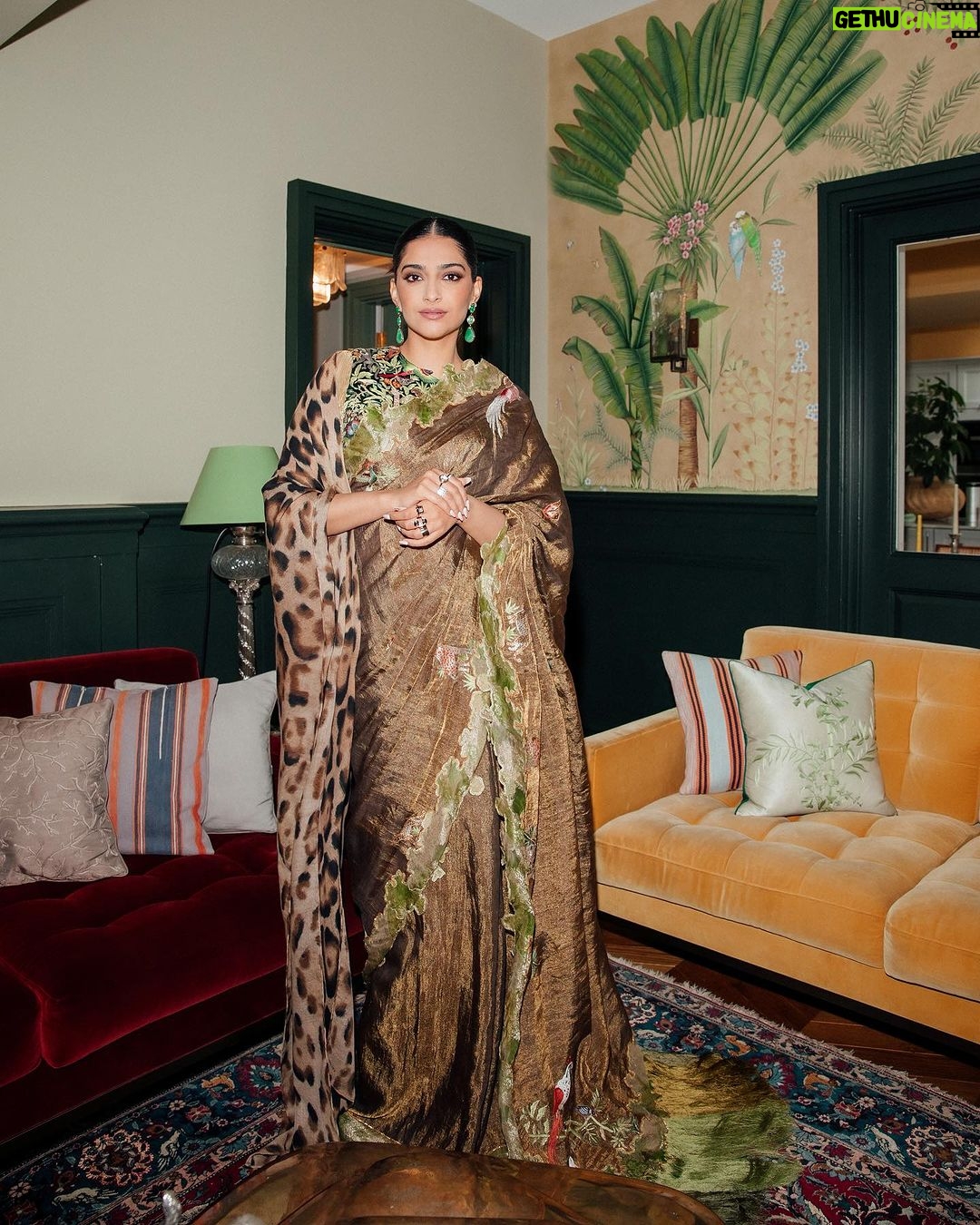 Sonam Kapoor Instagram - Went for the India global forum fireside chat with dearest @authoramish at the gorgeous Nehru Centre at South Audley street. Representing in a lovey Sari by a talented designer @pankaj_s_heritage MUA @gangamakeup @gangamua Hair @peteburkill Photographer @moeez BTS video @vidhigodha Saree - @pankaj_s_heritage Stole - @celine Jewels - @alicecicolini Sandals - @giorgioarmani Styled by @rheakapoor @manishamelwani Style Team - @iambidipto_ @prabhmalait @kasliwalriddhi @vikas_r Nehru Centre London