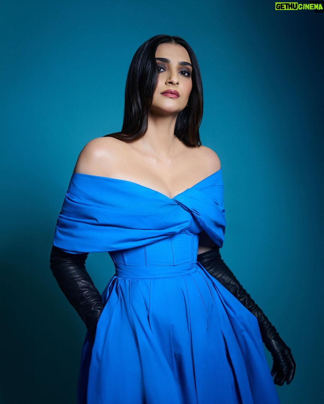 Sonam Kapoor Instagram - Blue is the warmest colour..🦋 Look @alexandermcqueen Gloves @prada Boots @escadaofficial Styling @rheakapoor @sanyakapoor @shereenlovebug Style Team @jahnavi.kothari Make up @mickeycontractor Hair @bbhiral Photos @vidhigodha