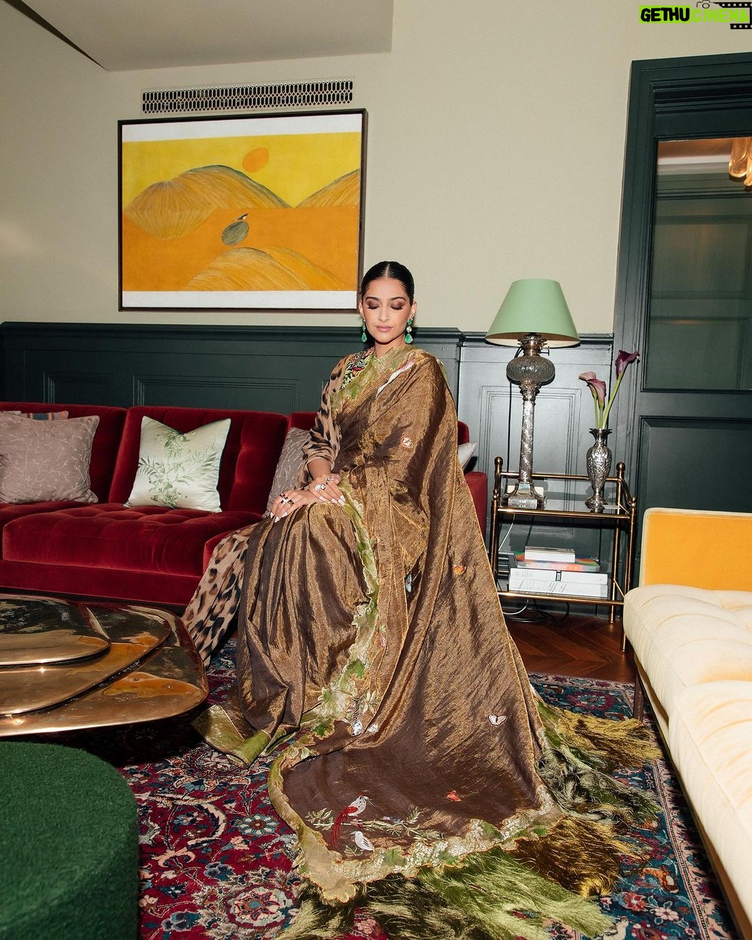 Sonam Kapoor Instagram - Went for the India global forum fireside chat with dearest @authoramish at the gorgeous Nehru Centre at South Audley street. Representing in a lovey Sari by a talented designer @pankaj_s_heritage MUA @gangamakeup @gangamua Hair @peteburkill Photographer @moeez BTS video @vidhigodha Saree - @pankaj_s_heritage Stole - @celine Jewels - @alicecicolini Sandals - @giorgioarmani Styled by @rheakapoor @manishamelwani Style Team - @iambidipto_ @prabhmalait @kasliwalriddhi @vikas_r Nehru Centre London