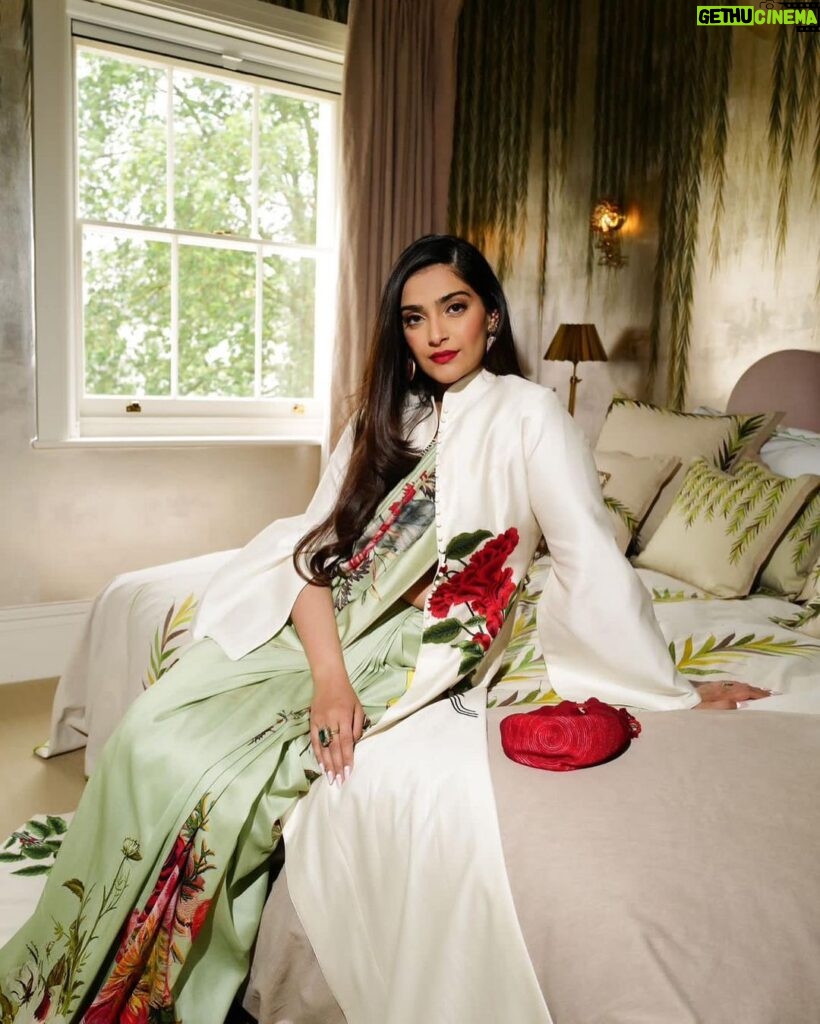 Sonam Kapoor Instagram - Representing in @rohitbalofficial for the reception at 10 Downing Street to celebrate UK india week. What a beautiful day and so happy I got to wear a sari in the gorgeous london summer. MUA @gangamakeup Hair @peteburkill Photographer @marcobahler Custom Saree - @rohitbalofficial Earrings - @dhuri_ Ring - @amrapalijewels Juttis - @fizzygoblet Styled by @rheakapoor @manishamelwani Style Team @iambidipto_ @prabhmalait @vikas_r