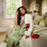 Sonam Kapoor Instagram - Representing in @rohitbalofficial for the reception at 10 Downing Street to celebrate UK india week. What a beautiful day and so happy I got to wear a sari in the gorgeous london summer. MUA @gangamakeup Hair @peteburkill Photographer @marcobahler Custom Saree - @rohitbalofficial Earrings - @dhuri_ Ring - @amrapalijewels Juttis - @fizzygoblet Styled by @rheakapoor @manishamelwani Style Team @iambidipto_ @prabhmalait @vikas_r