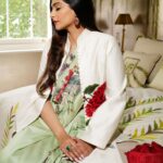 Sonam Kapoor Instagram - Representing in @rohitbalofficial for the reception at 10 Downing Street to celebrate UK india week. What a beautiful day and so happy I got to wear a sari in the gorgeous london summer. MUA @gangamakeup Hair @peteburkill Photographer @marcobahler Custom Saree - @rohitbalofficial Earrings - @dhuri_ Ring - @amrapalijewels Juttis - @fizzygoblet Styled by @rheakapoor @manishamelwani Style Team @iambidipto_ @prabhmalait @vikas_r