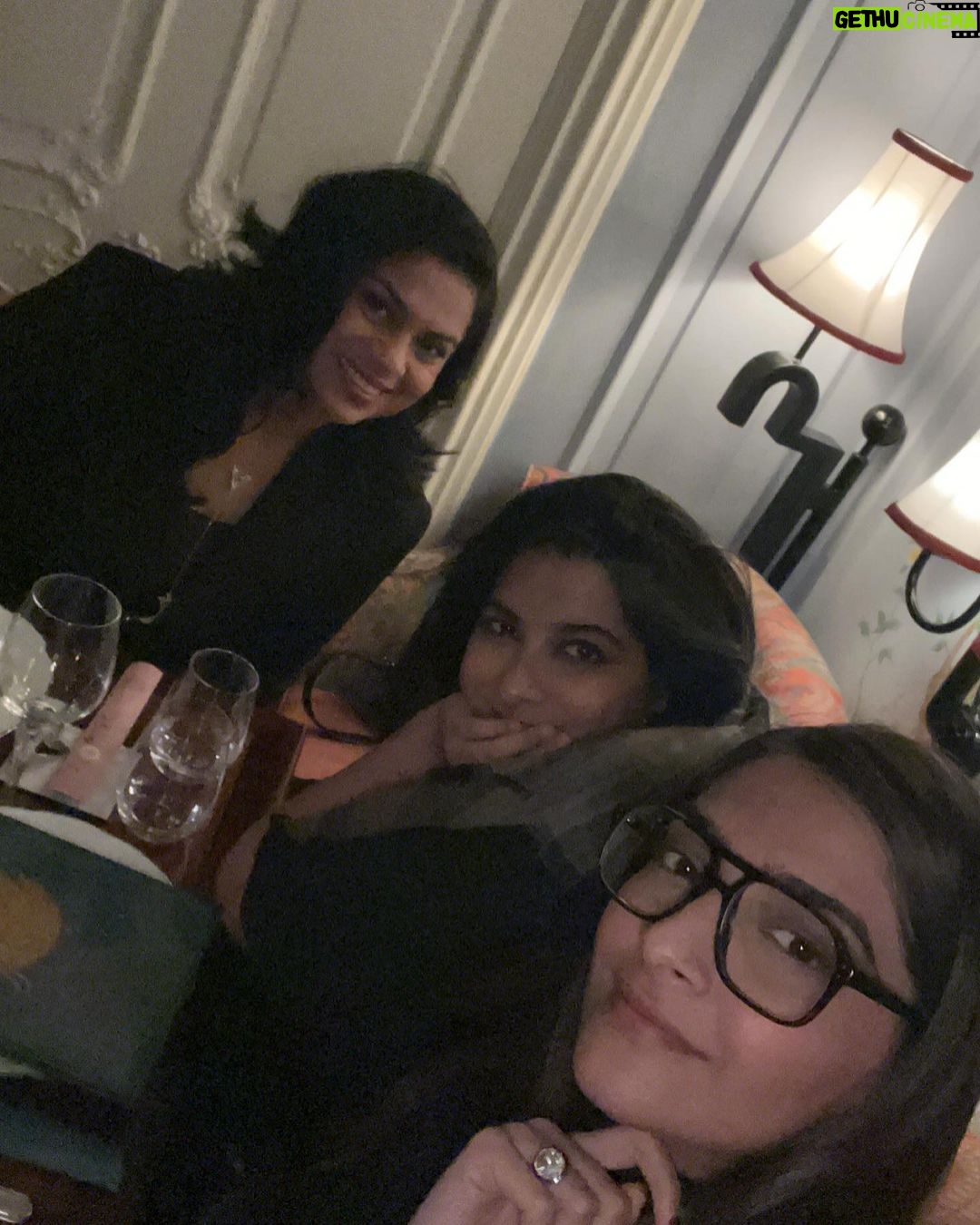 Sonam Kapoor Instagram - Happy birthday my soul sister .. love you longtime.. hope we always find each other and follow each other everywhere. Love you Sammy @samyuktanair