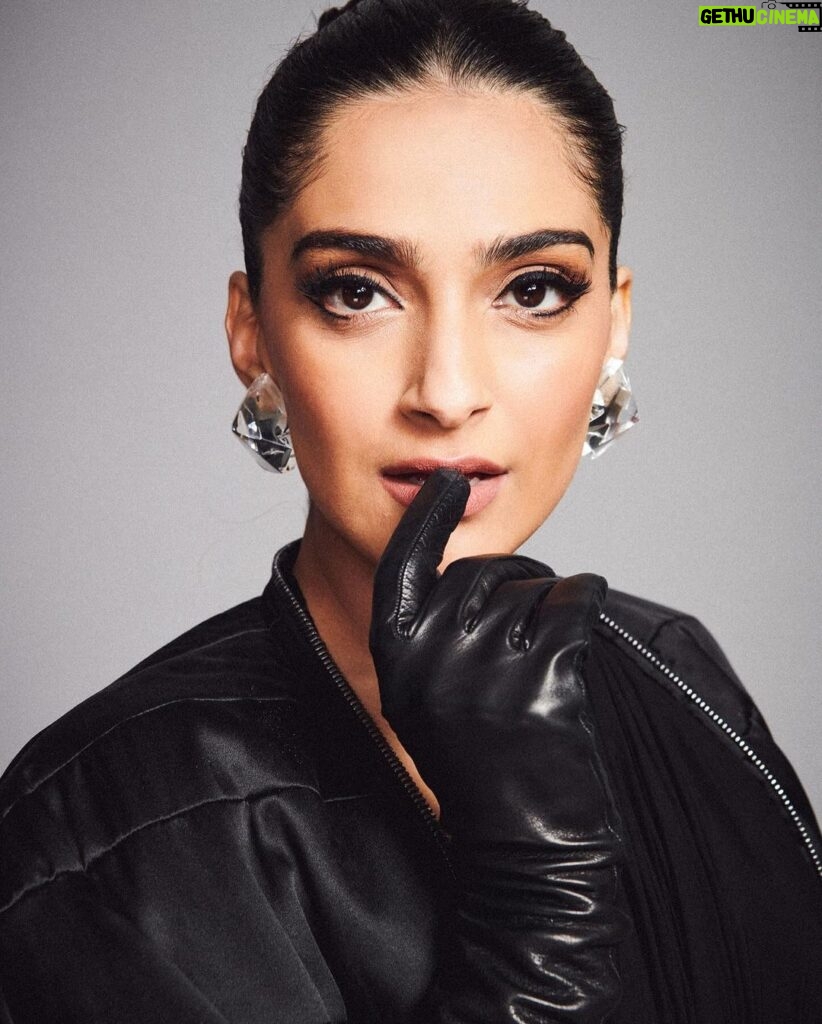 Sonam Kapoor Instagram - Thank you @elleindia for awarding me for my sartorial sense and whatever little contribution to an industry I Love so much. It’s such an honour to be a part of such an exemplary list. Wearing a Sari inspired @rickowensonline outfit from a few seasons ago. Outfit : @rickowensonline Gloves : @paularowangloves Hair - @bbhiral Make up - @tanvichemburkar Styling : @rheakapoor @manishamelwani @sanyakapoor @abhilashatd Style team : @niyatiij @iambidipto_ Managed by : @neeha7 Images : @kunalgupta91 Mumbai, Maharashtra