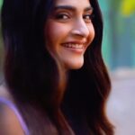 Sonam Kapoor Instagram - Take a look behind the scenes with me on the latest ITC Vivel shoot. Come discover the secrets of satin soft skin with Vivel.#ITCVivel #VivelAloeVera