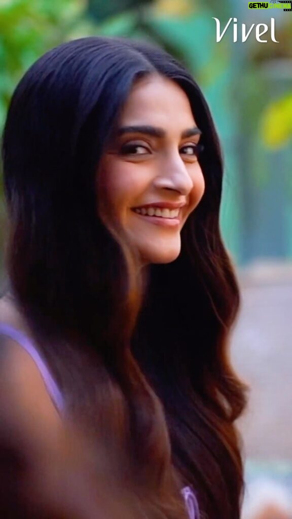 Sonam Kapoor Instagram - Take a look behind the scenes with me on the latest ITC Vivel shoot. Come discover the secrets of satin soft skin with Vivel.#ITCVivel #VivelAloeVera