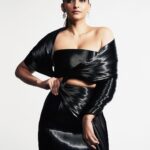 Sonam Kapoor Instagram - Liquid black! As Audrey Hepburn said, ‘Elegance is the only beauty that never fades.’ @blenderspridefashiontour #BlendersPrideFashionNXT ​ #BlendersPride #NXTinFashion @blenderspridefashiontour Outfit @rimzimdaduofficial Photographer : @vaishnavpraveen Styling : @rheakapoor @devanshi.15 Makeup and hair : @namratasoni Video : @pranavgoswamy Makeup assistant : @makeupbyridhi Styling assistant : @shivikapaliwal Mumbai, Maharashtra