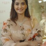 Sonam Kapoor Instagram - Going backstage with Zoya to explore the unveiling of its new high jewellery collection #HerBecoming with Zoya’s Design Head, Sangeeta Dewan. Loving the exquisite crafting of this rare collection and uncovering the atelier’s artisanal fortitude and savoir-faire. It's a pleasure to discover how the Maison has created a whole new look for white diamond jewellery that is inspired by the geometric brilliance of Ikat using rare shapes of diamonds like Cadillacs and trapezoids, before attending its introductory showcase at the iconic Taj Mahal hotel. @zoyajewels #AliveAsShe #ZoyaJewels #TheDiamondBoutique #ZoyaATATAProduct #Zoya