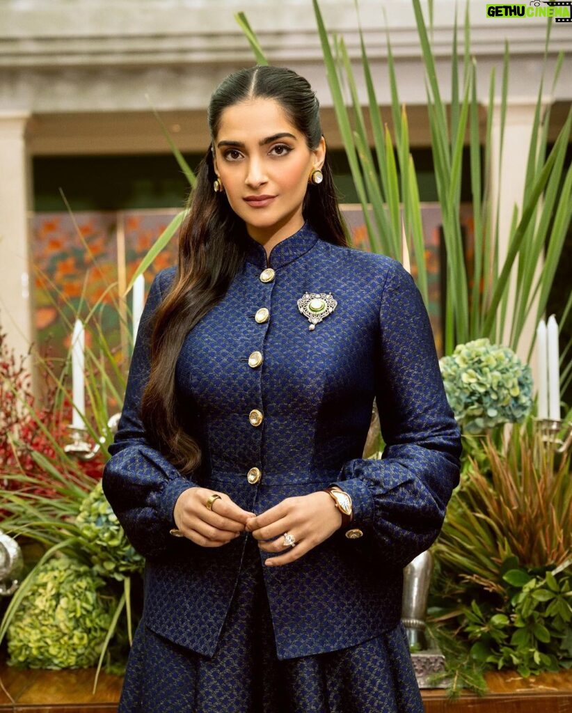 Sonam Kapoor Instagram - A lunch that spoke about the abundance India has to offer. Thank you to Siya, Ira, Karan, Rajnish and Marut for helping me organise and beautifully presenting our country’s offerings to our guests. Thank you my dear dear friend @kunalrawalofficial for designing this bespoke outfit for me.. one of my favourites I’ve worn so far. This is truly a glimpse of modern india. 📸 @dinesh_ahuja 📸 @aviraj Delhi