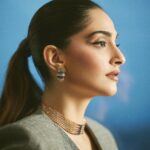 Sonam Kapoor Instagram - It has been a pleasure and a privilege to attend The Artisan Jewellery Design Awards 2024, organised by @gjepcindia. I am proud to be part of the jewellery industry that showcases India’s excellence in design and craftsmanship. I am very passionate about jewellery and its integral to my styling. It was truly delightful to witness the extraordinary creations crafted from such unconventional materials. For me the artistic value of jewellery piece is more than a material value, and that is what makes it truly precious. It’s evident that the innovative spirit of Indian designers is bound to the rock the world. #GJEPCIndia #ArtisanAwards2024 @gjepcindia Look @maryamomaira Jewellery @zoyajewels Make up @namratasoni Stylist @rheakapoor and @shereenlovebug 📸 @sheldon.santos