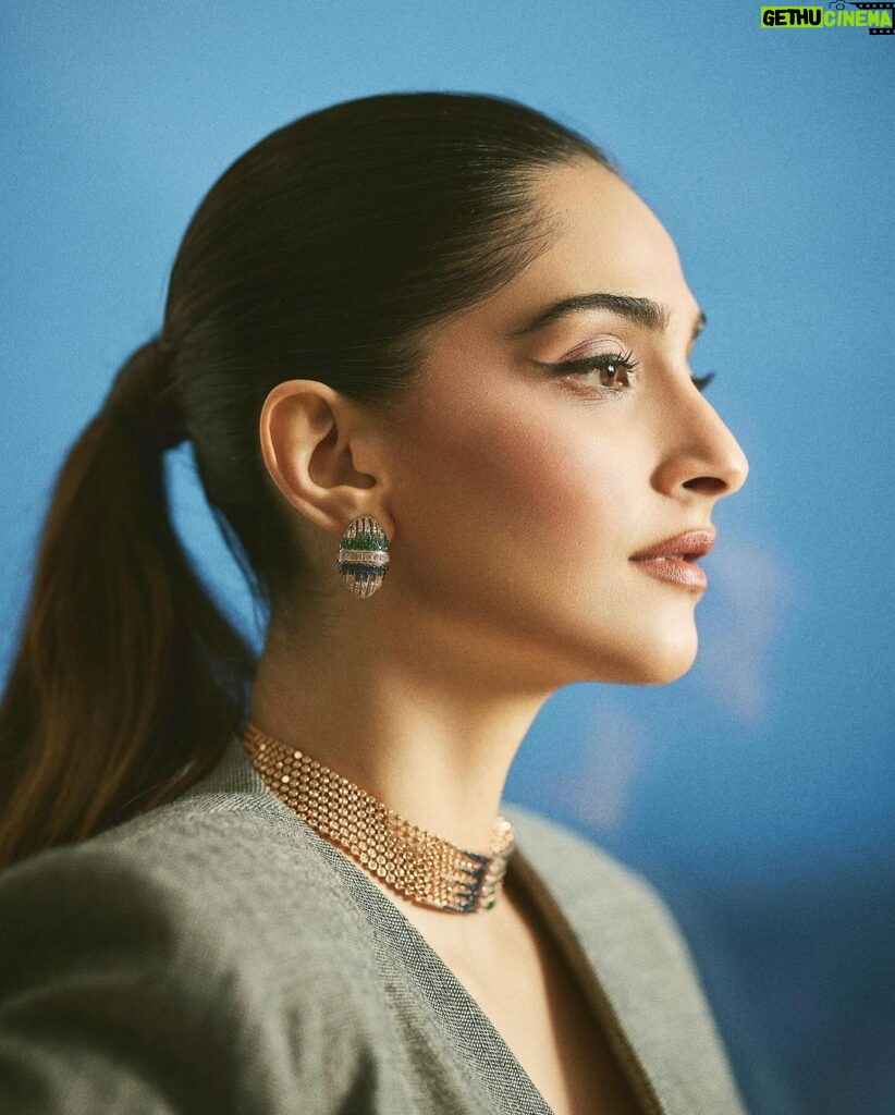 Sonam Kapoor Instagram - It has been a pleasure and a privilege to attend The Artisan Jewellery Design Awards 2024, organised by @gjepcindia. I am proud to be part of the jewellery industry that showcases India’s excellence in design and craftsmanship. I am very passionate about jewellery and its integral to my styling. It was truly delightful to witness the extraordinary creations crafted from such unconventional materials. For me the artistic value of jewellery piece is more than a material value, and that is what makes it truly precious. It’s evident that the innovative spirit of Indian designers is bound to the rock the world. #GJEPCIndia #ArtisanAwards2024 @gjepcindia Look @maryamomaira Jewellery @zoyajewels Make up @namratasoni Stylist @rheakapoor and @shereenlovebug 📸 @sheldon.santos