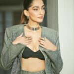 Sonam Kapoor Instagram - It has been a pleasure and a privilege to attend The Artisan Jewellery Design Awards 2024, organised by @gjepcindia. I am proud to be part of the jewellery industry that showcases India’s excellence in design and craftsmanship. I am very passionate about jewellery and its integral to my styling. It was truly delightful to witness the extraordinary creations crafted from such unconventional materials. For me the artistic value of jewellery piece is more than a material value, and that is what makes it truly precious. It’s evident that the innovative spirit of Indian designers is bound to the rock the world. #GJEPCIndia #ArtisanAwards2024 @gjepcindia Look @maryamomaira Jewellery @zoyajewels Make up @namratasoni Stylist @rheakapoor and @shereenlovebug 📸 @sheldon.santos