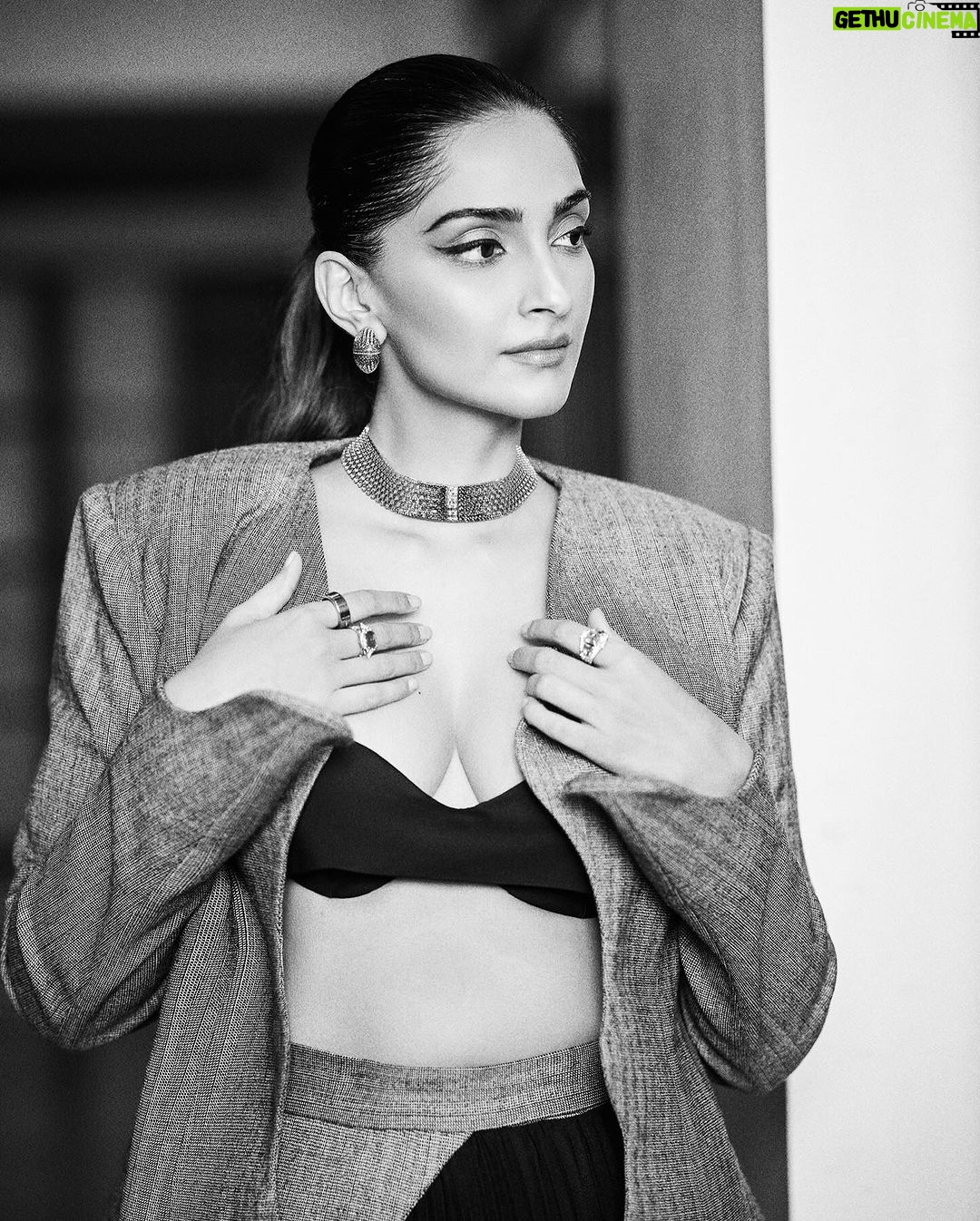 Sonam Kapoor Instagram - It has been a pleasure and a privilege to attend The Artisan Jewellery Design Awards 2024, organised by @gjepcindia. I am proud to be part of the jewellery industry that showcases India’s excellence in design and craftsmanship. I am very passionate about jewellery and its integral to my styling. It was truly delightful to witness the extraordinary creations crafted from such unconventional materials. For me the artistic value of jewellery piece is more than a material value, and that is what makes it truly precious. It’s evident that the innovative spirit of Indian designers is bound to the rock the world. #GJEPCIndia #ArtisanAwards2024 @gjepcindia Look @maryamomaira Jewellery @zoyajewels Make up @namratasoni Stylist @rheakapoor and @shereenlovebug 📸 @sheldon.santos