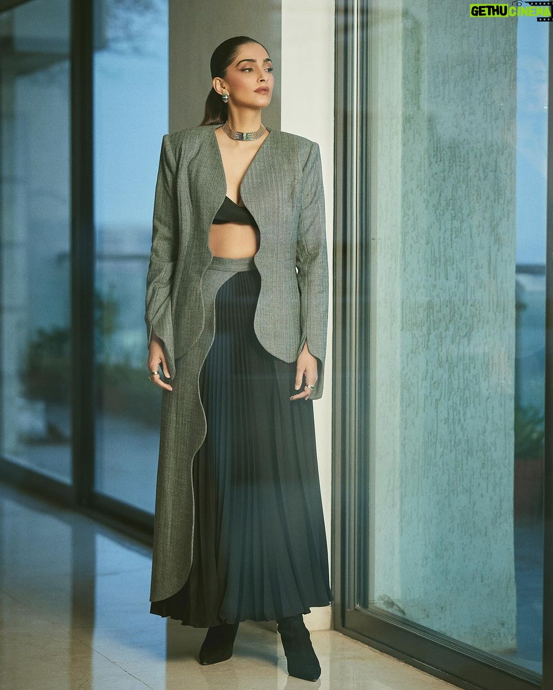 Sonam Kapoor Instagram - It has been a pleasure and a privilege to attend The Artisan Jewellery Design Awards 2024, organised by @gjepcindia. I am proud to be part of the jewellery industry that showcases India’s excellence in design and craftsmanship. I am very passionate about jewellery and its integral to my styling. It was truly delightful to witness the extraordinary creations crafted from such unconventional materials. For me the artistic value of jewellery piece is more than a material value, and that is what makes it truly precious. It’s evident that the innovative spirit of Indian designers is bound to the rock the world. #GJEPCIndia #ArtisanAwards2024 @gjepcindia Look @maryamomaira Jewellery @zoyajewels Make up @namratasoni Stylist @rheakapoor and @shereenlovebug 📸 @sheldon.santos