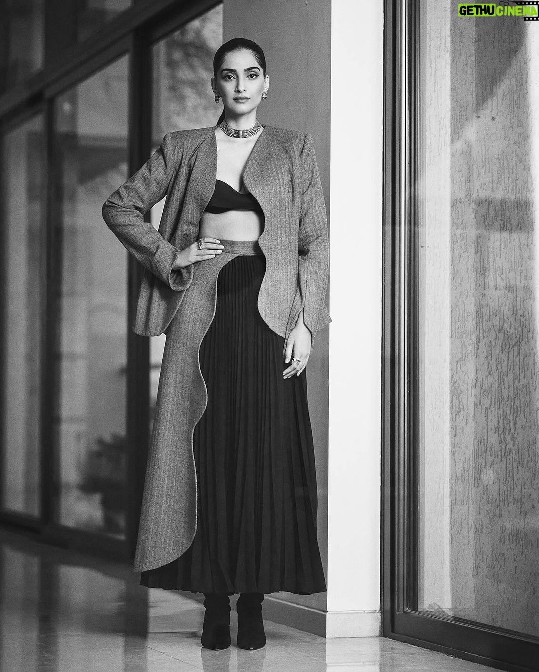 Sonam Kapoor Instagram - It has been a pleasure and a privilege to attend The Artisan Jewellery Design Awards 2024, organised by @gjepcindia. I am proud to be part of the jewellery industry that showcases India’s excellence in design and craftsmanship. I am very passionate about jewellery and its integral to my styling. It was truly delightful to witness the extraordinary creations crafted from such unconventional materials. For me the artistic value of jewellery piece is more than a material value, and that is what makes it truly precious. It’s evident that the innovative spirit of Indian designers is bound to the rock the world. #GJEPCIndia #ArtisanAwards2024 @gjepcindia Look @maryamomaira Jewellery @zoyajewels Make up @namratasoni Stylist @rheakapoor and @shereenlovebug 📸 @sheldon.santos