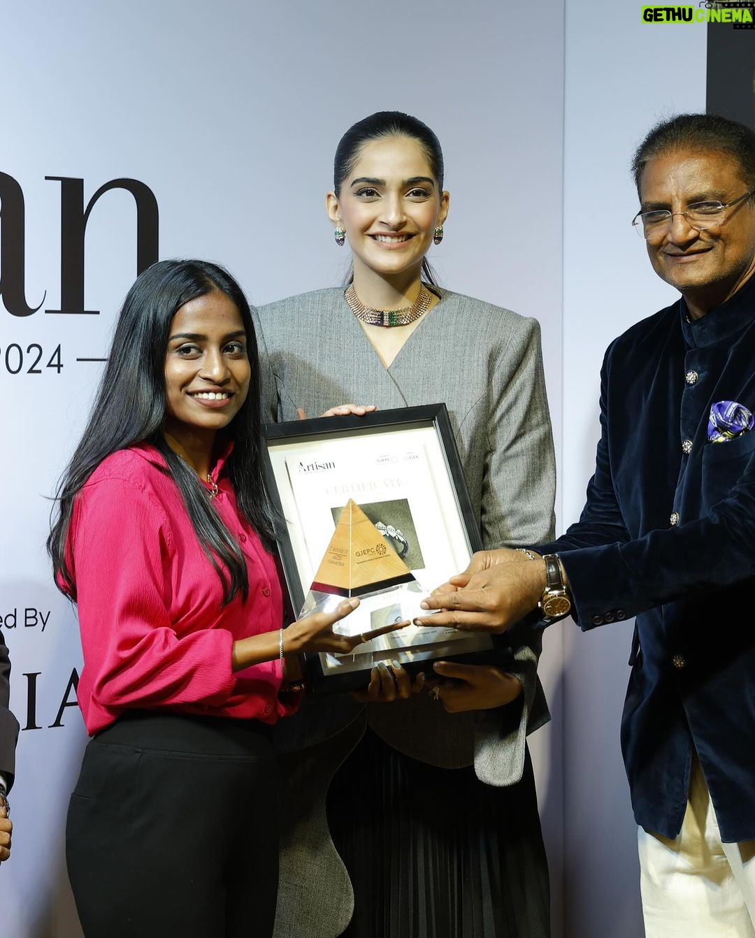 Sonam Kapoor Instagram - It has been a pleasure and a privilege to attend The Artisan Jewellery Design Awards 2024, organised by @gjepcindia. I am proud to be part of the jewellery industry that showcases India’s excellence in design and craftsmanship. I am very passionate about jewellery and its integral to my styling. It was truly delightful to witness the extraordinary creations crafted from such unconventional materials. For me the artistic value of jewellery piece is more than a material value, and that is what makes it truly precious. It’s evident that the innovative spirit of Indian designers is bound to the rock the world. #GJEPCIndia #ArtisanAwards2024 @gjepcindia Look @maryamomaira Jewellery @zoyajewels Make up @namratasoni Stylist @rheakapoor and @shereenlovebug 📸 @sheldon.santos