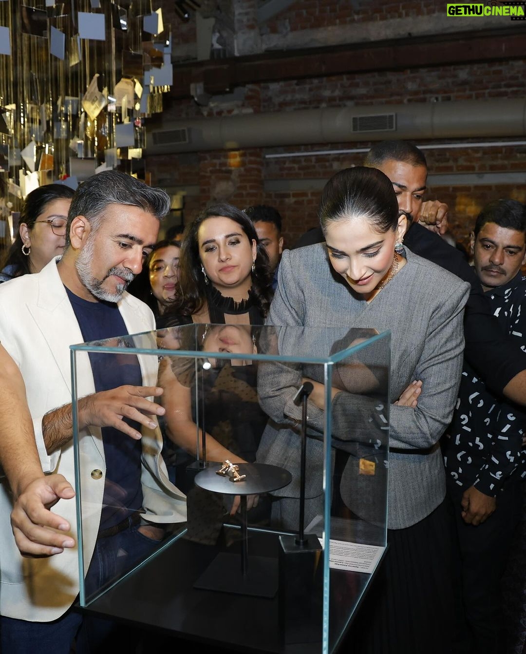 Sonam Kapoor Instagram - It has been a pleasure and a privilege to attend The Artisan Jewellery Design Awards 2024, organised by @gjepcindia. I am proud to be part of the jewellery industry that showcases India’s excellence in design and craftsmanship. I am very passionate about jewellery and its integral to my styling. It was truly delightful to witness the extraordinary creations crafted from such unconventional materials. For me the artistic value of jewellery piece is more than a material value, and that is what makes it truly precious. It’s evident that the innovative spirit of Indian designers is bound to the rock the world. #GJEPCIndia #ArtisanAwards2024 @gjepcindia Look @maryamomaira Jewellery @zoyajewels Make up @namratasoni Stylist @rheakapoor and @shereenlovebug 📸 @sheldon.santos
