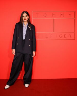 Sonam Kapoor Instagram - What an amazing experience @tommyhilfiger 36 hours in my fave 🗽 in an iconic location and a fabulous show.. the most fun I’ve had in a while! Thank you so much for having me.. can’t wait to come back ! 

@tommyhilfiger #TommyHilfiger #nyfw2024