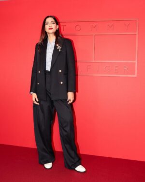 Sonam Kapoor Instagram - What an amazing experience @tommyhilfiger 36 hours in my fave 🗽 in an iconic location and a fabulous show.. the most fun I’ve had in a while! Thank you so much for having me.. can’t wait to come back ! 

@tommyhilfiger #TommyHilfiger #nyfw2024
