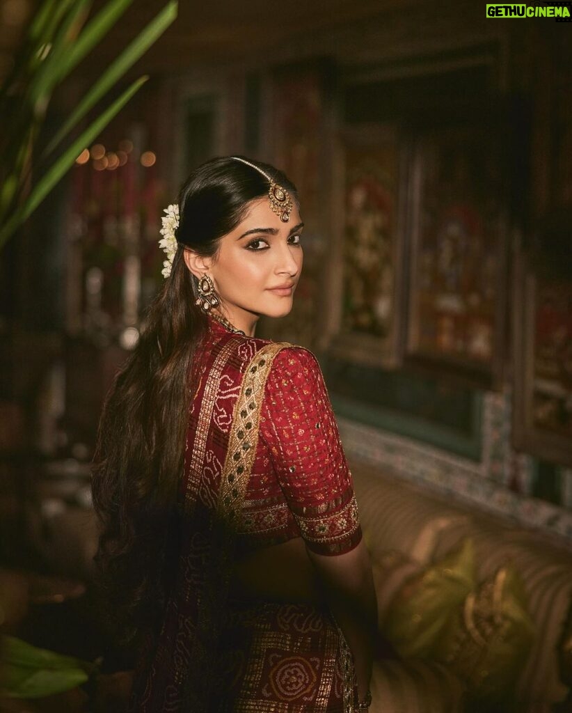 Sonam Kapoor Instagram - Wearing my mom’s 35 year old gharchola.. Thanks mama for lending me this sari and blouse, love raiding your closet.. Do you know what a gharchola is and the significance of it? Would love to know your answers in the comment section. Mumbai, Maharashtra
