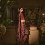 Sonam Kapoor Instagram - Wearing my mom’s 35 year old gharchola.. Thanks mama for lending me this sari and blouse, love raiding your closet.. Do you know what a gharchola is and the significance of it? Would love to know your answers in the comment section. Mumbai, Maharashtra