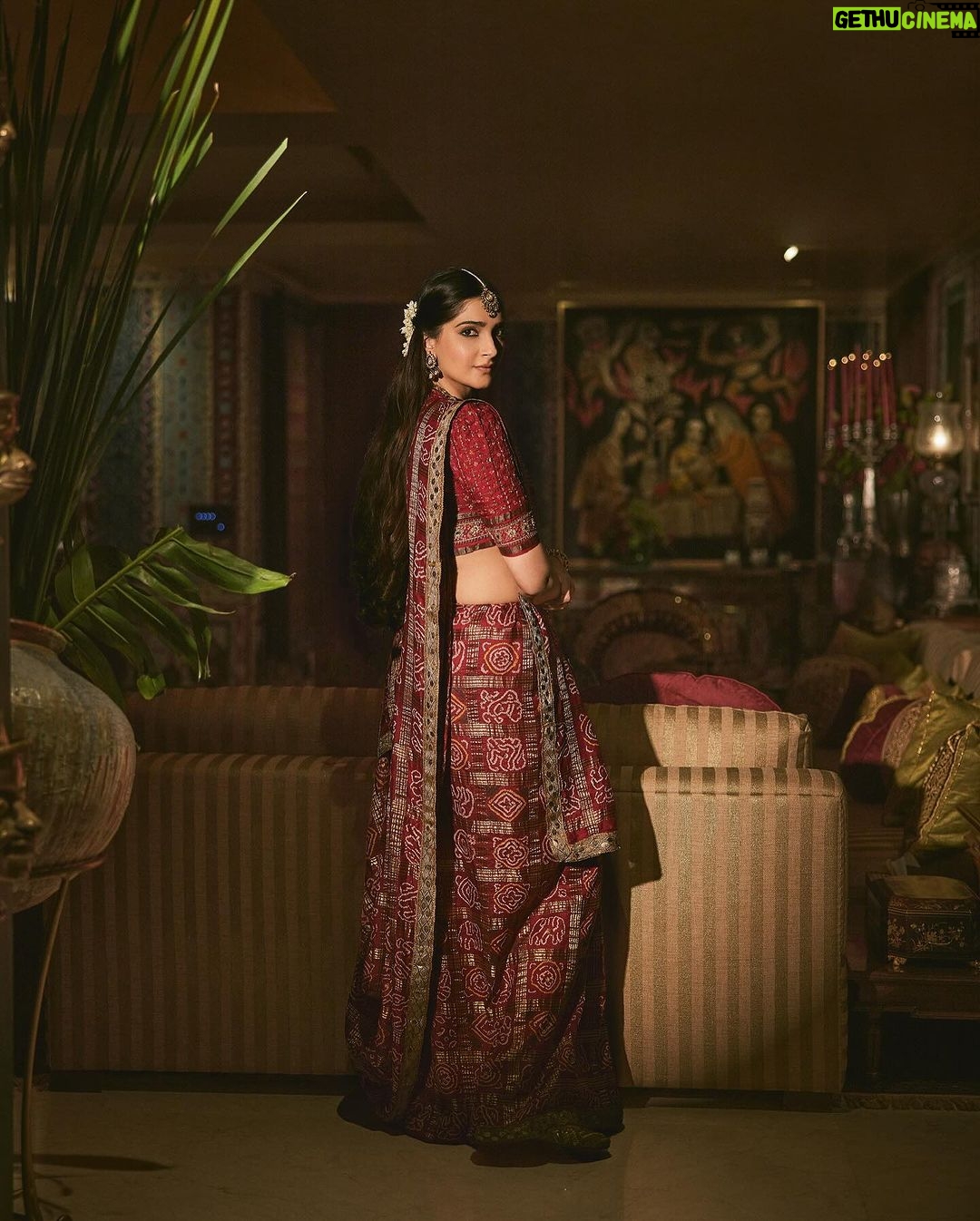 Sonam Kapoor Instagram - Wearing my mom’s 35 year old gharchola.. Thanks mama for lending me this sari and blouse, love raiding your closet.. Do you know what a gharchola is and the significance of it? Would love to know your answers in the comment section. Mumbai, Maharashtra