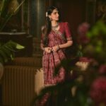 Sonam Kapoor Instagram - Wearing my mom’s 35 year old gharchola.. Thanks mama for lending me this sari and blouse, love raiding your closet.. Do you know what a gharchola is and the significance of it? Would love to know your answers in the comment section. Mumbai, Maharashtra