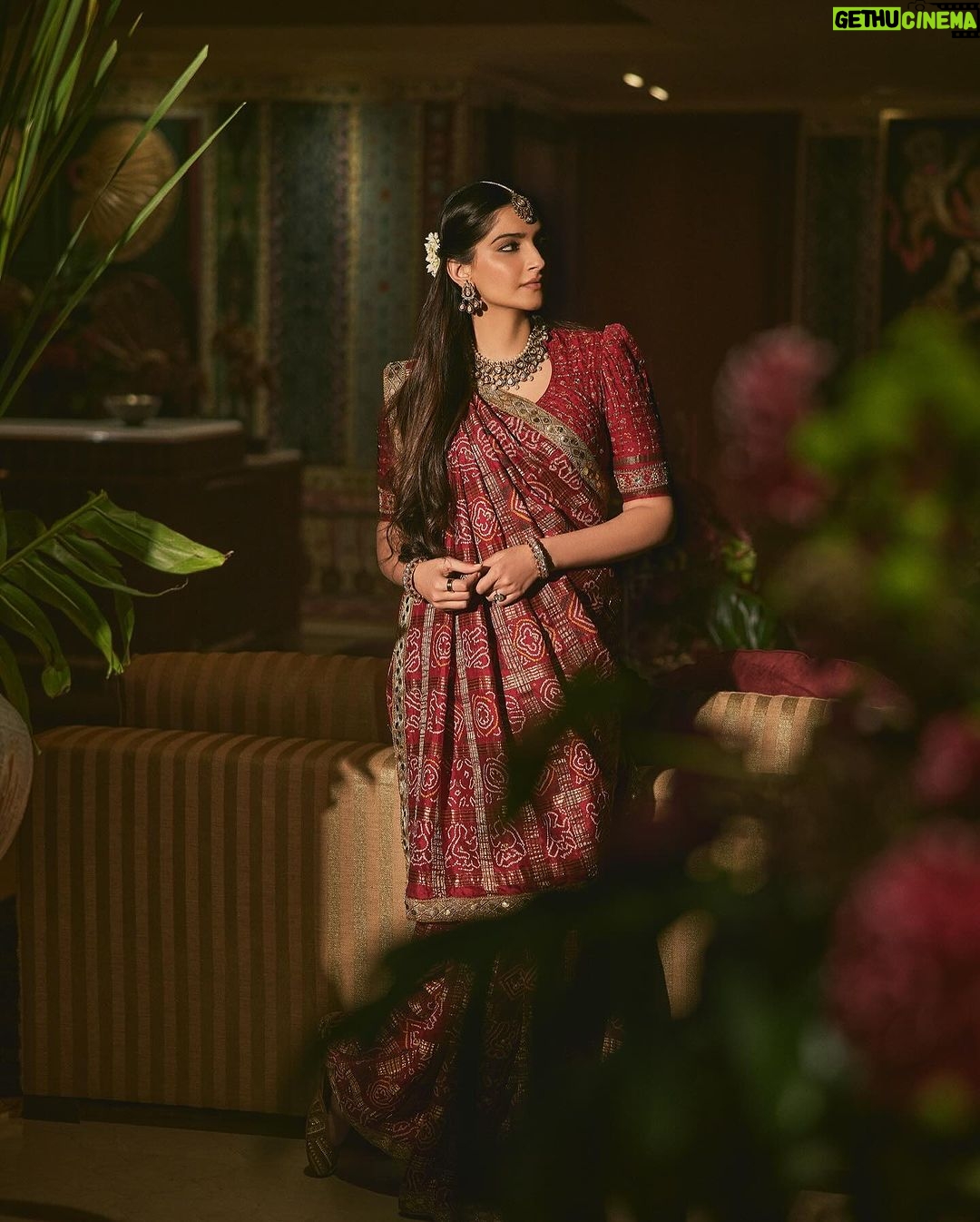 Sonam Kapoor Instagram - Wearing my mom’s 35 year old gharchola.. Thanks mama for lending me this sari and blouse, love raiding your closet.. Do you know what a gharchola is and the significance of it? Would love to know your answers in the comment section. Mumbai, Maharashtra