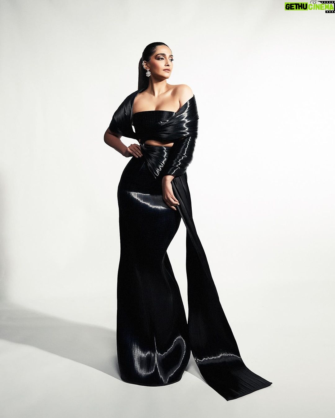 Sonam Kapoor Instagram - Liquid black! As Audrey Hepburn said, ‘Elegance is the only beauty that never fades.’ @blenderspridefashiontour #BlendersPrideFashionNXT #BlendersPride #NXTinFashion @blenderspridefashiontour Outfit @rimzimdaduofficial Photographer : @vaishnavpraveen Styling : @rheakapoor @devanshi.15 Makeup and hair : @namratasoni Video : @pranavgoswamy Makeup assistant : @makeupbyridhi Styling assistant : @shivikapaliwal Mumbai, Maharashtra