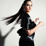 Sonam Kapoor Instagram - Liquid black! As Audrey Hepburn said, ‘Elegance is the only beauty that never fades.’ @blenderspridefashiontour #BlendersPrideFashionNXT ​ #BlendersPride #NXTinFashion @blenderspridefashiontour Outfit @rimzimdaduofficial Photographer : @vaishnavpraveen Styling : @rheakapoor @devanshi.15 Makeup and hair : @namratasoni Video : @pranavgoswamy Makeup assistant : @makeupbyridhi Styling assistant : @shivikapaliwal Mumbai, Maharashtra