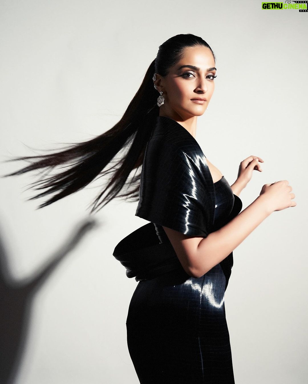 Sonam Kapoor Instagram - Liquid black! As Audrey Hepburn said, ‘Elegance is the only beauty that never fades.’ @blenderspridefashiontour #BlendersPrideFashionNXT #BlendersPride #NXTinFashion @blenderspridefashiontour Outfit @rimzimdaduofficial Photographer : @vaishnavpraveen Styling : @rheakapoor @devanshi.15 Makeup and hair : @namratasoni Video : @pranavgoswamy Makeup assistant : @makeupbyridhi Styling assistant : @shivikapaliwal Mumbai, Maharashtra